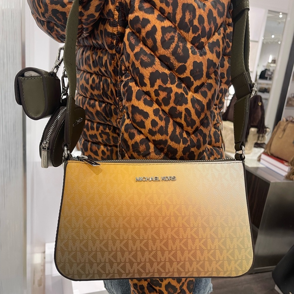 MICHAEL KORS Jet Set Sm Ombré Signature Logo Crossbody Case Apple Airpods Pro - Picture 10 of 16